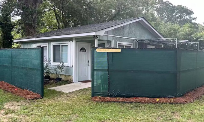 Charleston Cabaña | Charming and quaint 2-bedroom Cottage between Downtown and Folly Beach