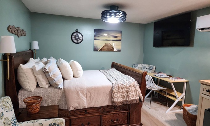 Near South Cabaña | Charming and quiet queen suite hidden in near south neighborhood in Lincoln.