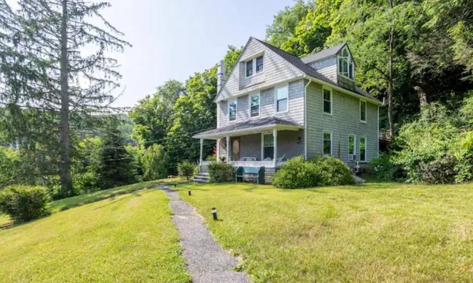West Cornwall Casa | Charming and Relaxing 4br Farmhouse for Group Getaway