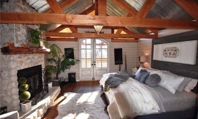 Eureka Springs Cabina | Charming and Secluded Mountain Cabin for Couples near Eureka Springs
