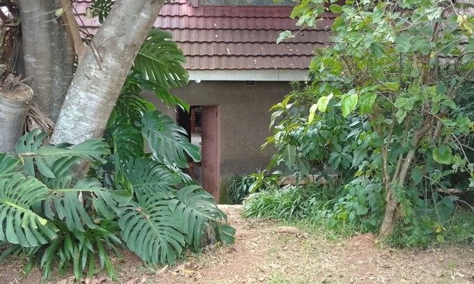 Zimbabwe Cama Y Desayuno | Charming and Serene Retreat: The Stonehouse - Your Perfect Getaway!
