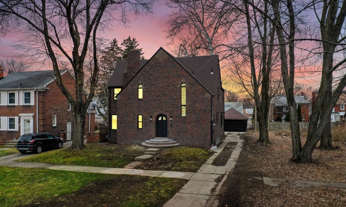 Jefferson Chalmers Casa | Charming and well appointed Detroit rental home with sophisticated interiors!