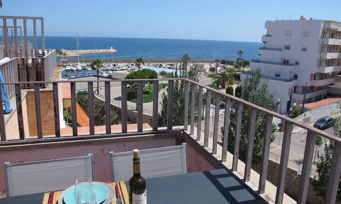 Costa Dorada Apartamento | Encantador apartamento con gran terraza y vista al puerto.