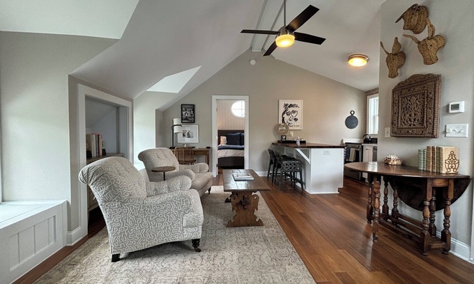 Old Village Apartamento | Charming Apartment in walkable Old Village neighborhood