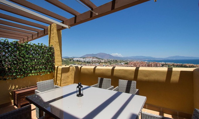Puerto de la Duquesa Apartamento | Encantador apartamento cerca de la playa