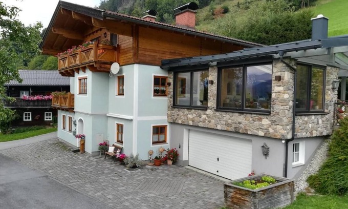 Goldegg Apartamento | Apartamento con encanto en Goldegg, Austria: vistas a la montaña y entrada privada.
