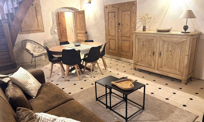 Premanon Apartamento | Charming apartment in renovated Jura farmhouse - nature setting.