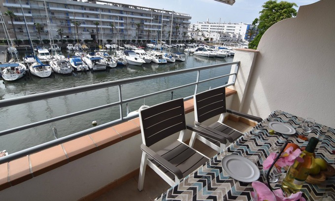 Santa Margarida Apartamento | Encantador Apartamento en Roses, Costa Brava: Cerca de la Playa, con Terraza, Garaje y Todas las Comodidades