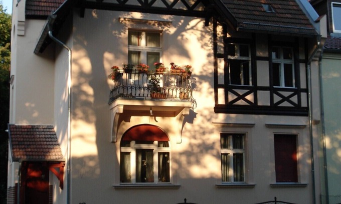 Niederschoenhausen Villa | Encantador apartamento en la mansión estilo Tudor (a sólo 15 minutos de Prenzlauer Berg)