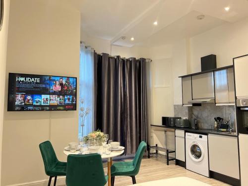 Ealing Broadway Apartamento | Charming Apartment in West Ealing, 12 Mins to Central London by Train, Free Parking, 8-Min Walk to Station