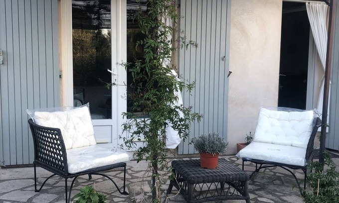 Eguilles Apartamento | Charming apartment nestled among olive trees in the heart of nature!