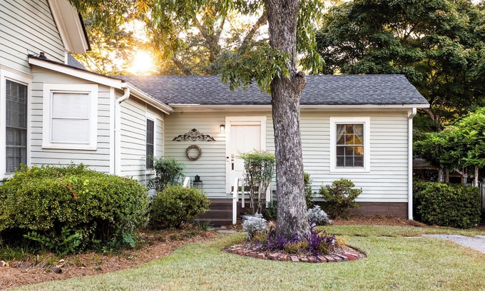Covington Apartamento | Charming Apartment "On Set" of Sweet Magnolia's. 0.5 mi from downtown