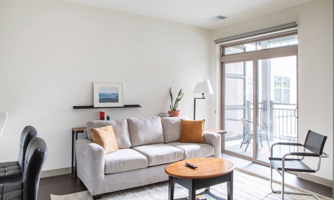 Shorewood Apartamento | Charming Apartment with Gym and Balcony