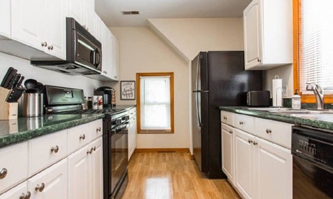 Libertyville Apartamento | Charming apt in DT Libertyville - Near Naval Base