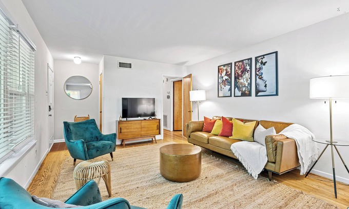 Dallas Casa | Charming Arboretum Main House - Stylish 3-Bedroom Sanctuary