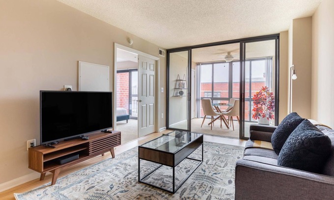 Radnor - Fort Myer Heights Apartamento | Charming Arlington 1BR Apt w/Gym, 5mi to Dtwn DC