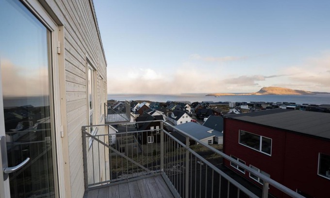 Hoyvik Apartamento | Charming Artistic Retreat - Panoramic View