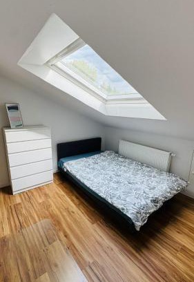 Boeblingen Apartamento | Charming Attic Retreat with Sloped Roof