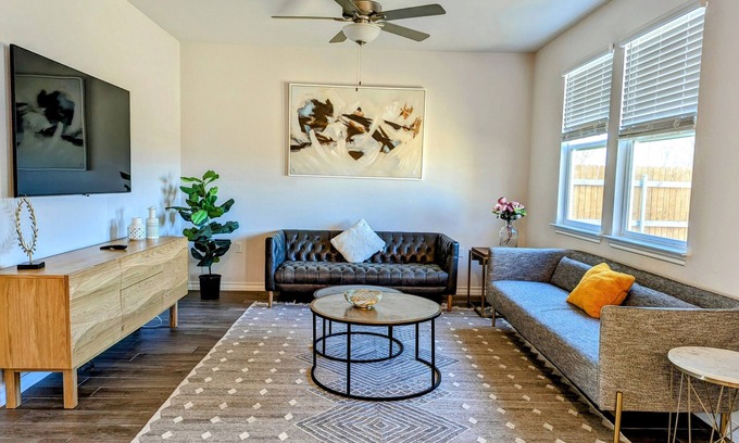 Austin Casa | Charming Austin Home near DT, Airport with community pool
