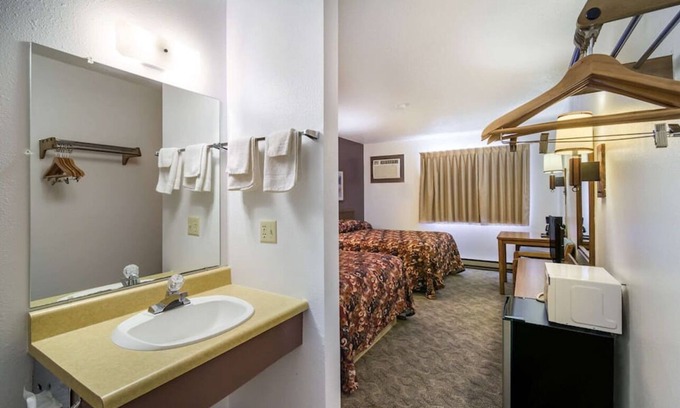Medora Cama Y Desayuno | Charming B&B with WiFi and AC 30 MILES FROM MEDORA AND TEDDY ROOSEVELT PARK