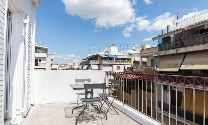 Kypseli Apartamento | Charming Balcony Escape in Kipseli