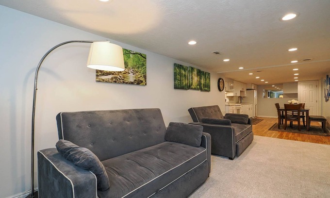 Murray Apartamento | Charming basement apartment in ideal/central location