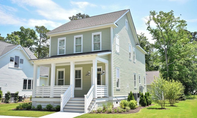 Cape Charles Casa | Charming Bayside Retreat – Walk to Beach & Life Center Pools!