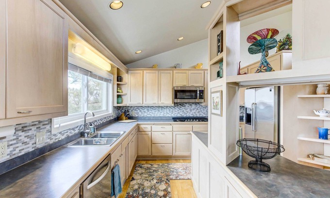 Morrison Casa | Charming ‘Bayview Art House’ with Deck & Grill!