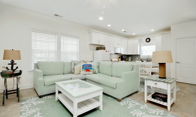 Atlantic Beach Apartamento | Charming beachfront apartment w/ beach access, pool central AC, & washer/dryer
