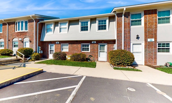Pine Knoll Shores Condominio | Charming beach condo with seasonal pool & washer/dryer - steps from the ocean