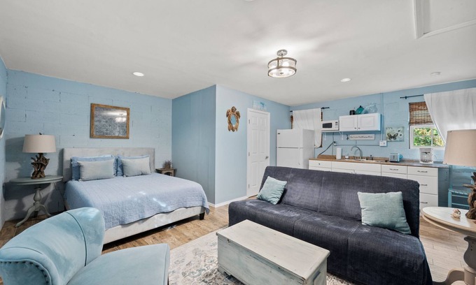 Naples Park Casa | Charming Beach Bungalow