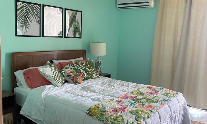 Discovery Bay Condominio | Charming beach front condo, Freeport ,Coral Beach, with AC/WiFi, salon/spa, pool