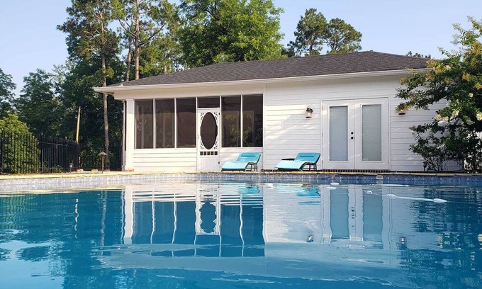 Doerun Apartamento | Charming Beach-Themed Studio Apartment in Doerun, GA with Private Pool