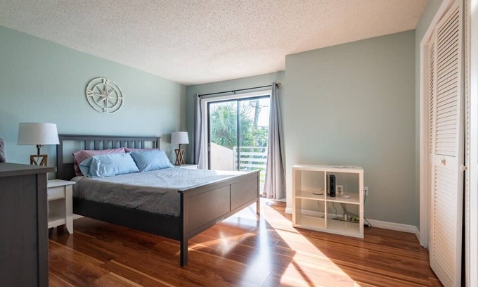 Indialantic Casa | Charming Beachside Escape Patio Parking