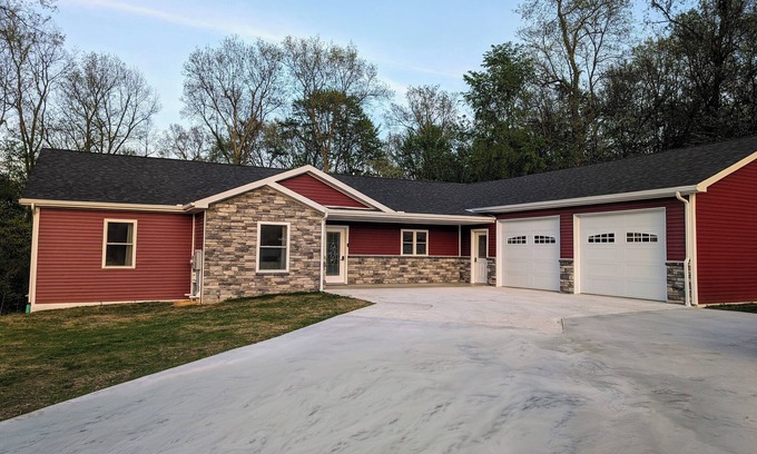 Shipshewana Casa | Charming, Beautiful 6-bedroom house in wonderful Shipshewana with WiFi, Hot Tub.