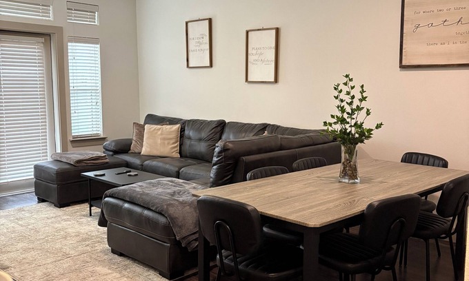 Farmers Branch Cama Y Desayuno | Charming bed & breakfast with Canalside view