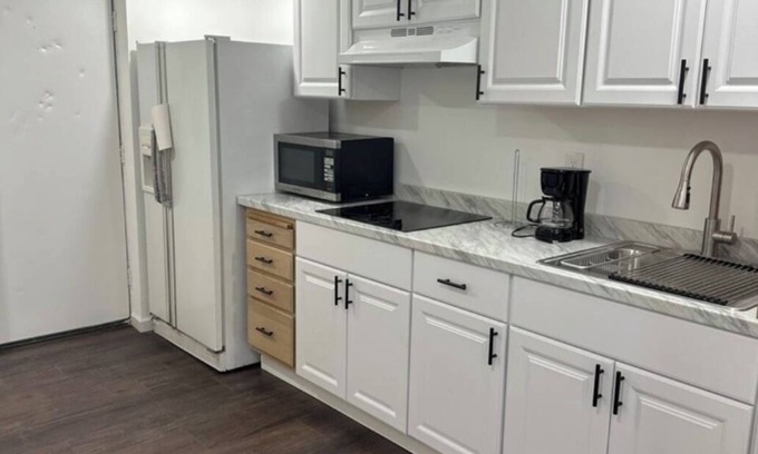 Annapolis Apartamento | Charming bedroom in Annapolis shared basement apartment