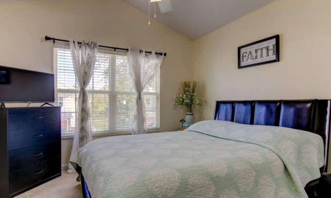 Wesley Chapel Casa | Charming Bedroom in the Heart of Wesley Chapel