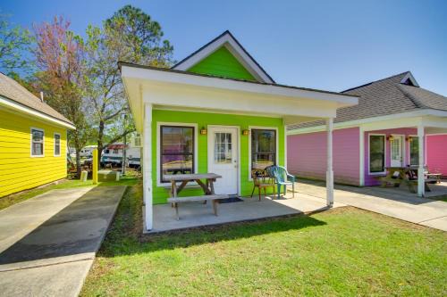 Biloxi Apartamento | Charming Biloxi Studio with Community Pool and Lake!