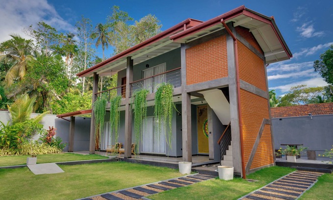 Ahangama Chalet De Esquí | Charming Blue Chalet with WiFi and AC in superb Ahangama with Kitchennette