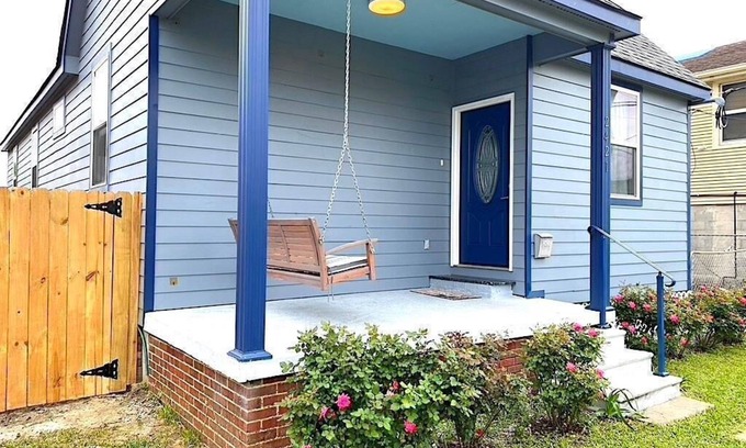 Florida Area Casa | Charming Blue Retreat with home gym, EV hookups, king bed, and more