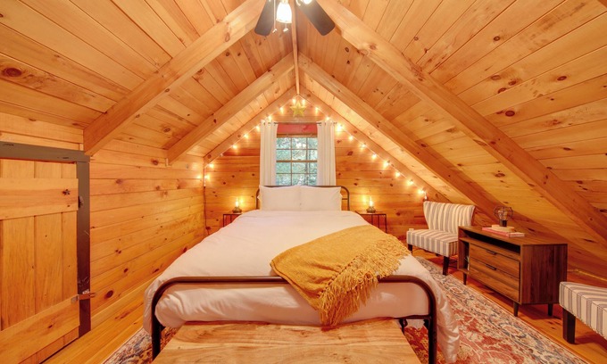 Hidden Lake Cabina | Charming Blue Ridge Mountain Cabin w/ Hot Tub