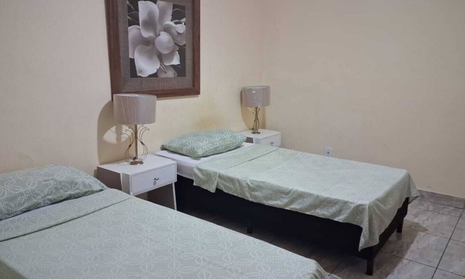Duque de Caxias Casa | Charming 1-bedroom apartment with WiFi, AC in Centro Duque de Caxias