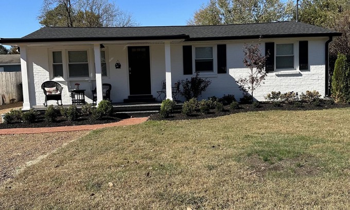 Franklin Cabaña | Charming brick home near Historic Downtown Franklin