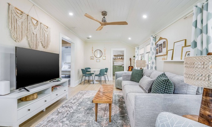 Pooler Casa | Charming & Bright 2 bedroom ~ Close to Downtown Savannah / Airport