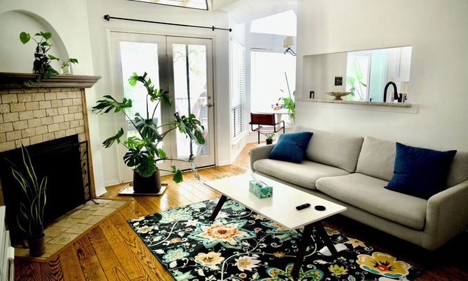 Wood Creek Condominio | Charming Bright Airy Retreat Near All Attractions