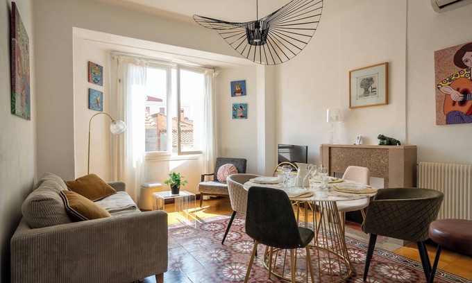 Saint-Martin Apartamento | Charming, bright apartment near town center.