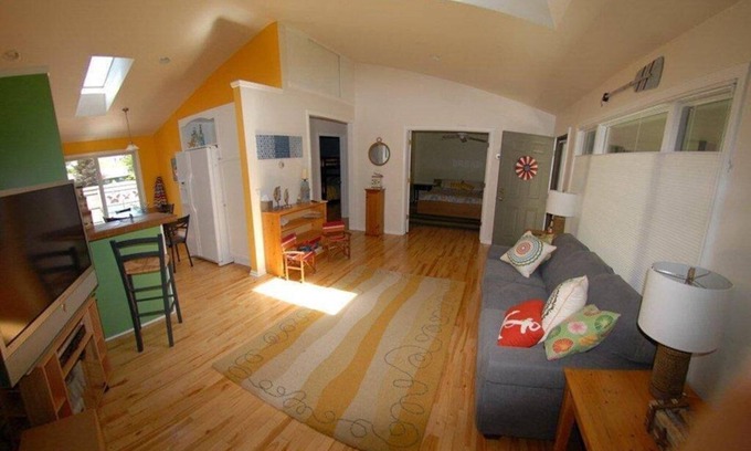 Douglas Condominio | Encantador y luminoso Saugatuck / Douglas Getaway Condo en una ubicación ideal