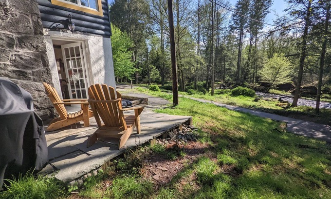Smallwood Apartamento | Charming Brook Side Retreat by The Forest Reserve