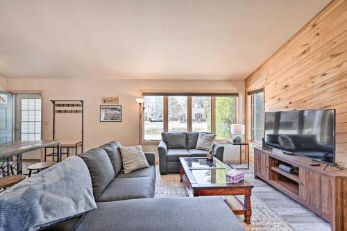 Buena Vista Casa | Charming Buena Vista Home with Hot Tub and Deck!
